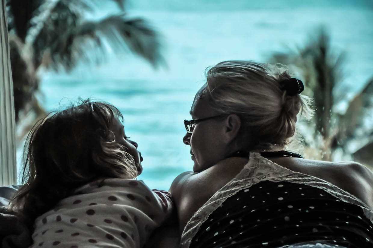 sommer and daughter at beach